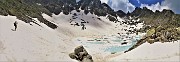 32 Lago del Vallone (2226 m) in disgelo con vista sui Corni di Sardegnana